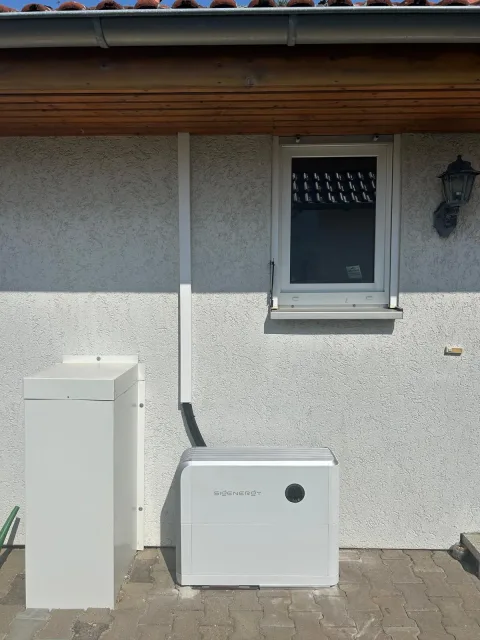 Stromspeicher an einer Hauswand in Mittenwalde